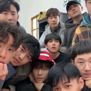 少妇看A片自慰呻吟
