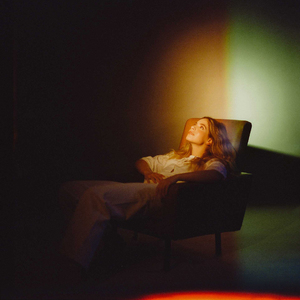 少妇看A片自慰呻吟
