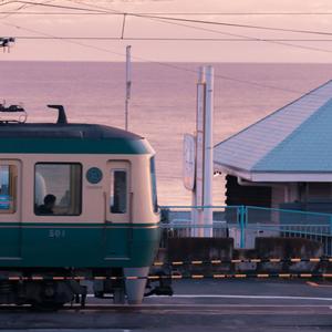 少妇看A片自慰呻吟
